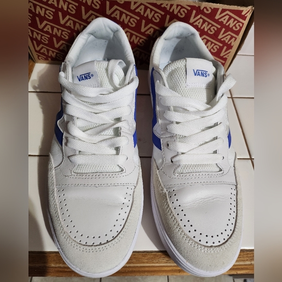 Vans - Picture 1 of 6